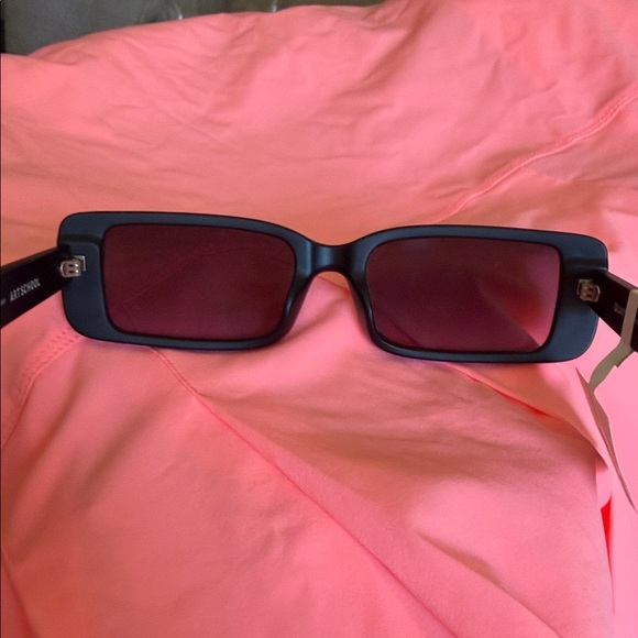 Quay Australia Black Rectangular Women’s Sunglasses - Picture 5 of 6